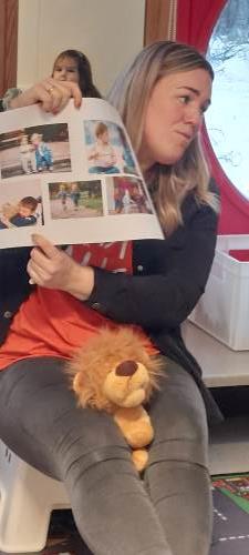 Kristin Sofie forteller om Løveloven på småbarnsavdelingen- selv om vi er ulike kan vi være oss selv og ha det fint isammen. Sangen om Løveloven er på YouTube. 